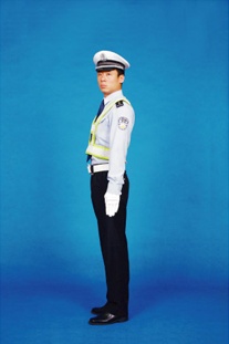 左轉彎待轉交警手勢