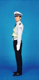 左轉彎待轉交警手勢