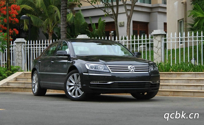 輝騰車標下面的字母是什么