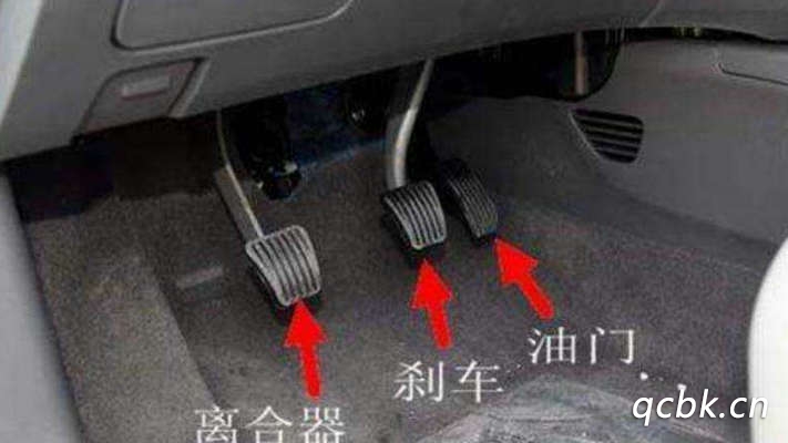 殺車時先踩離合還是剎車呢