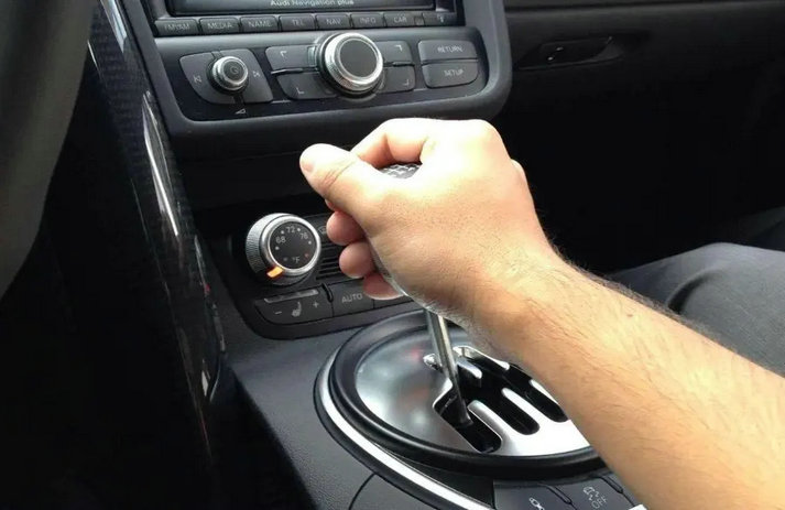 手動擋的車怎么開