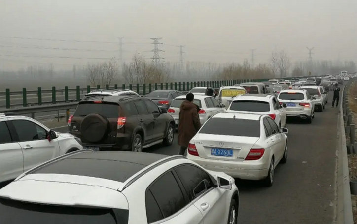 高速堵車了打什么電話可以解決