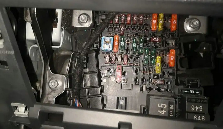 新寶來保險盒在哪里 怎么打開