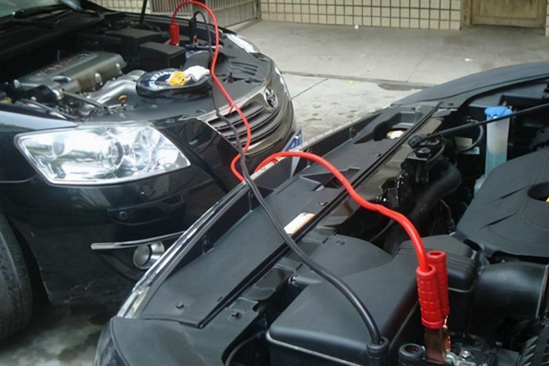 汽車(chē)電瓶搭電后第二天又沒(méi)電怎么辦