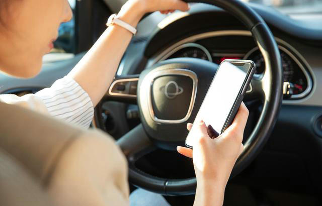 開車玩手機怎么處罰