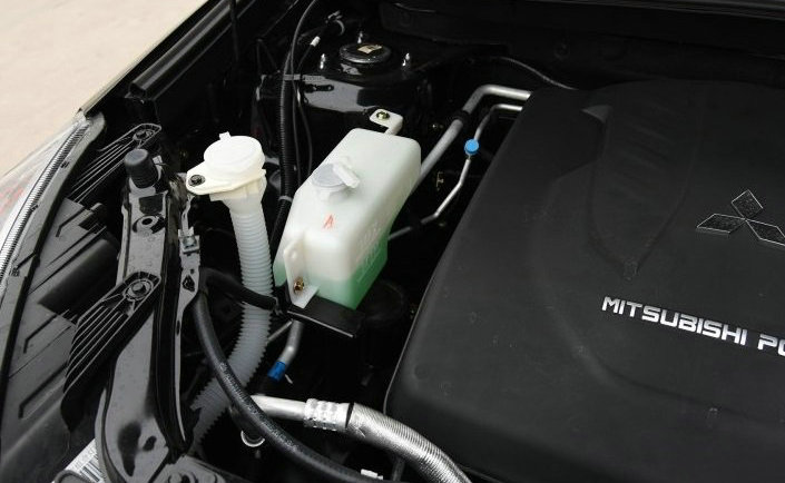 汽車發動機水箱在哪里