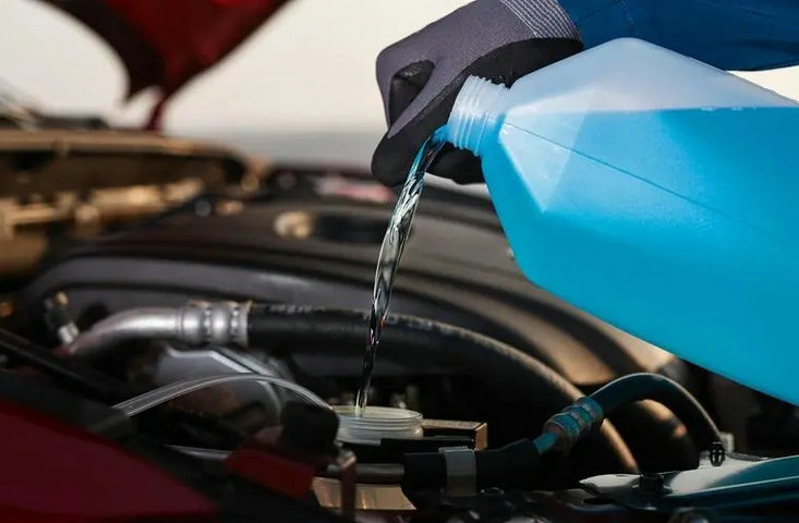 汽車發動機水箱加什么水
