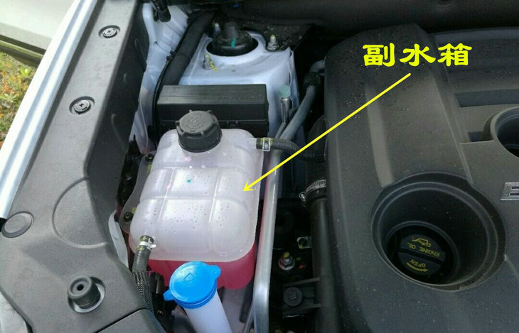 汽車發動機水箱蓋噴水怎么回事