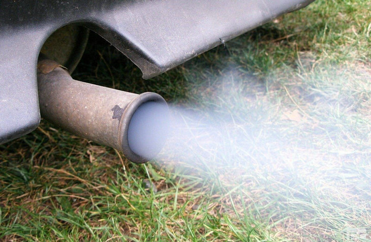 汽車排氣管冒白煙怎么回事