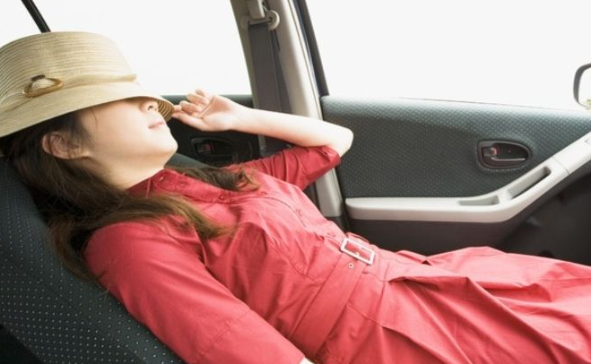 原地怠速打開空調傷車嗎