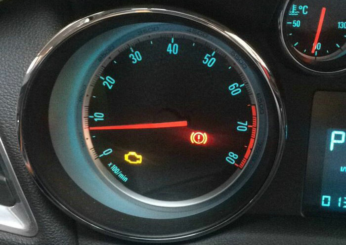 發動機一直亮黃燈但一切正常怎么回事