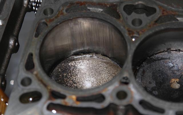 發動機拉缸是什么原因造成的