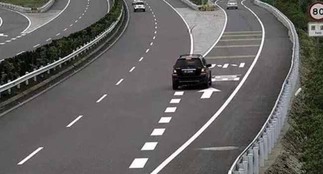 從匝道駛入高速公路應開啟什么燈