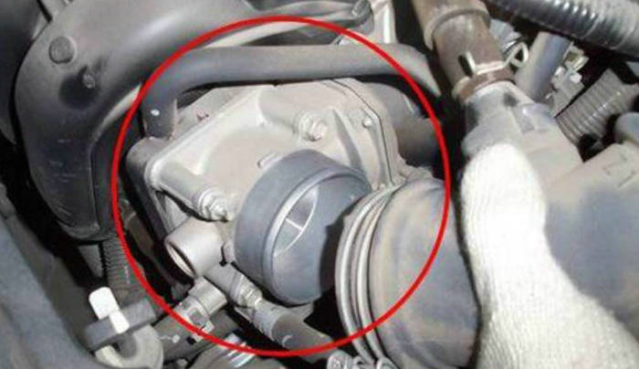 節氣門在發動機的什么位置