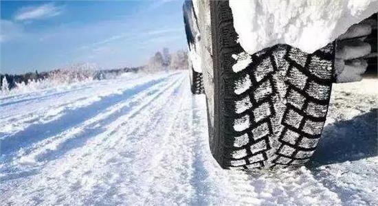 車輛在冰雪路面可利用發動機制動嗎