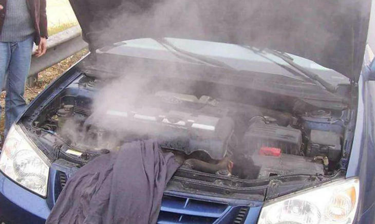 汽車(chē)水箱開(kāi)鍋了怎么辦