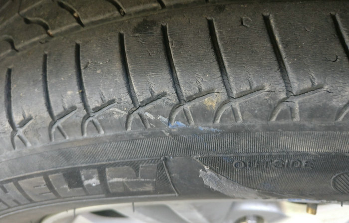 輪胎側面有小裂紋要緊嗎
