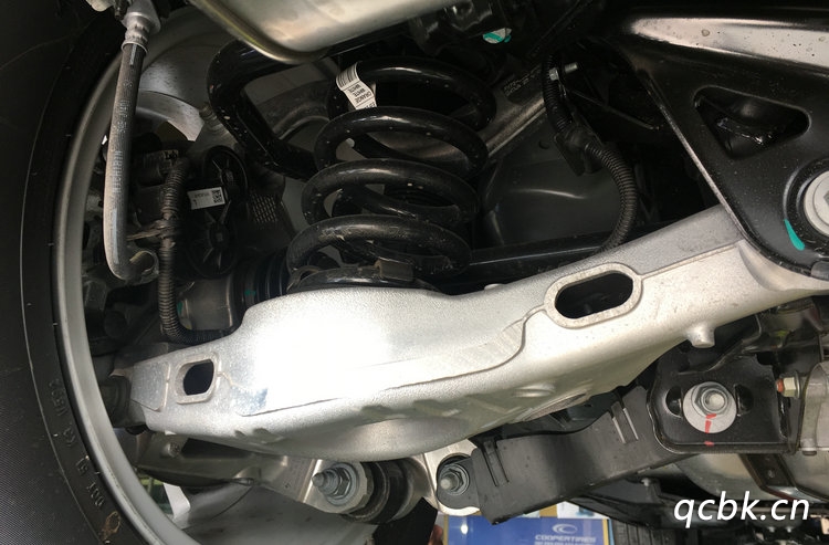 油氣彈簧的彈性介質是什么