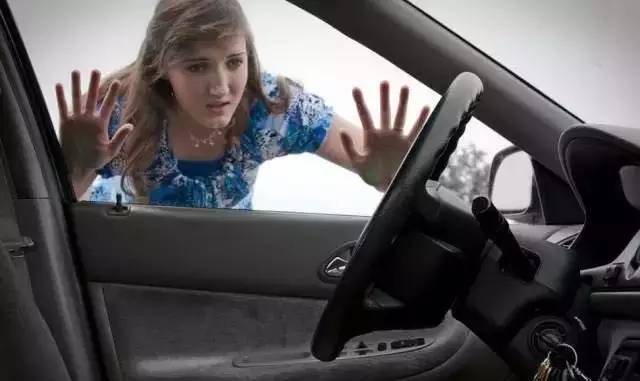 車鑰匙鎖車里了怎么辦