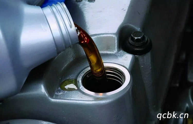 汽車發動機油多久換一次