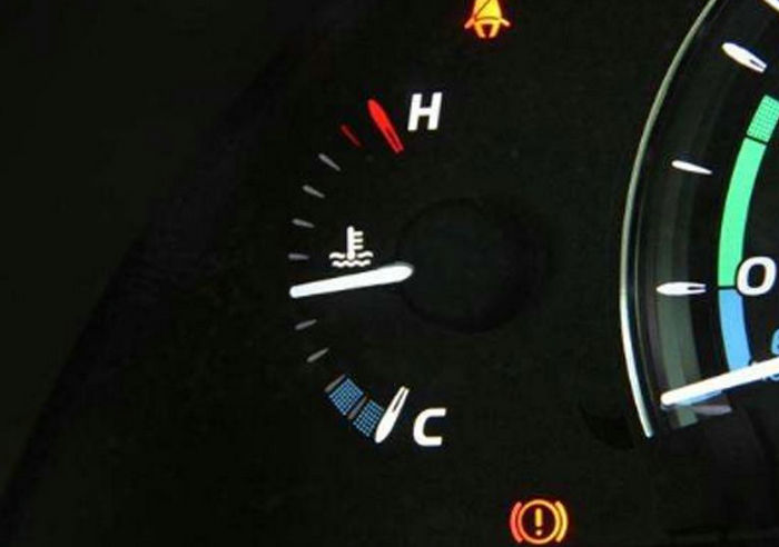 汽車發動機溫度過高還能開嗎