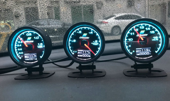 汽車行駛中電壓一會高一會低是什么原因