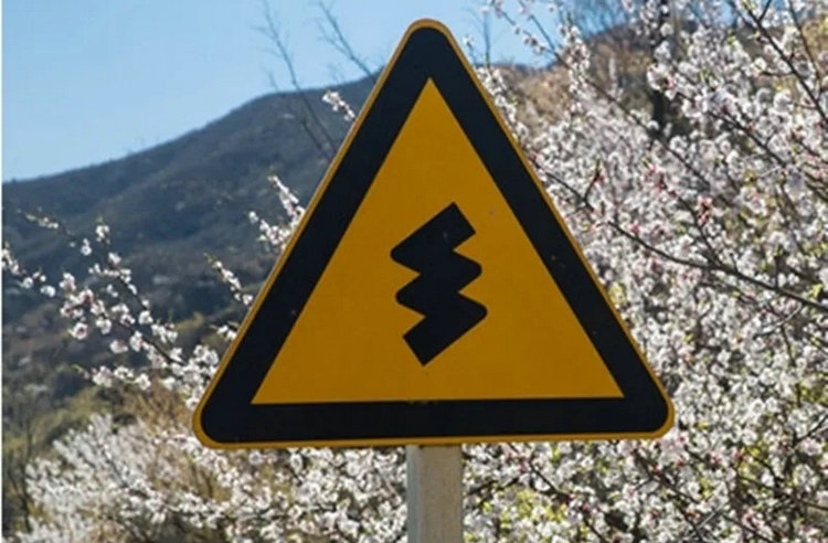 連續急轉彎標志是什么樣的