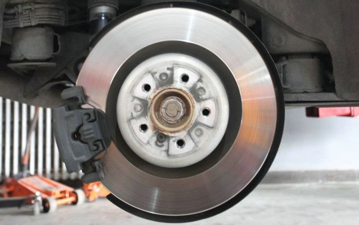 剎車連續踩幾腳就硬了是什么原因