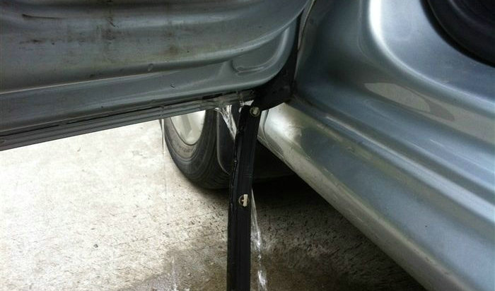 汽車底盤放水孔怎么打開