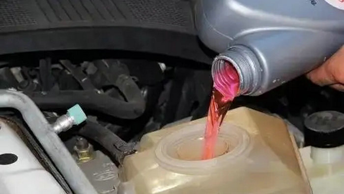 發(fā)動機(jī)水箱漏水怎么修