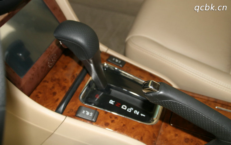 變速器操縱桿和駐車制動器操縱桿區別