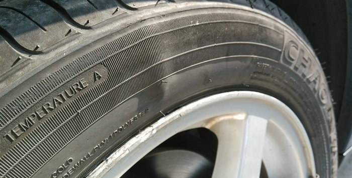 奔馳輪胎鼓包了還能繼續(xù)開(kāi)嗎