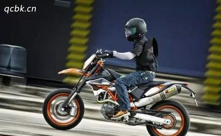 摩托車(chē)正確的降檔方法