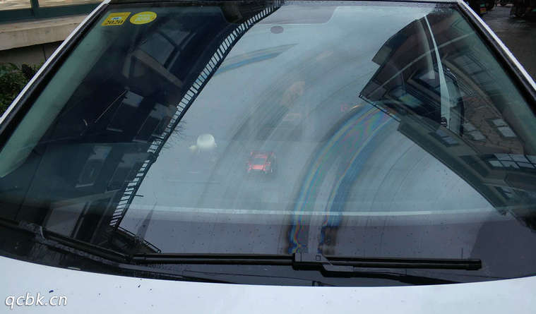 擋風玻璃上有油膜怎么去除