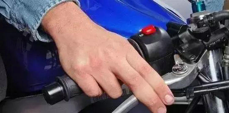 摩托車換擋時要完全松油門嗎