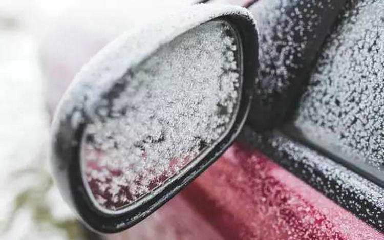 冬天車內(nèi)前擋風(fēng)玻璃結(jié)冰怎么回事
