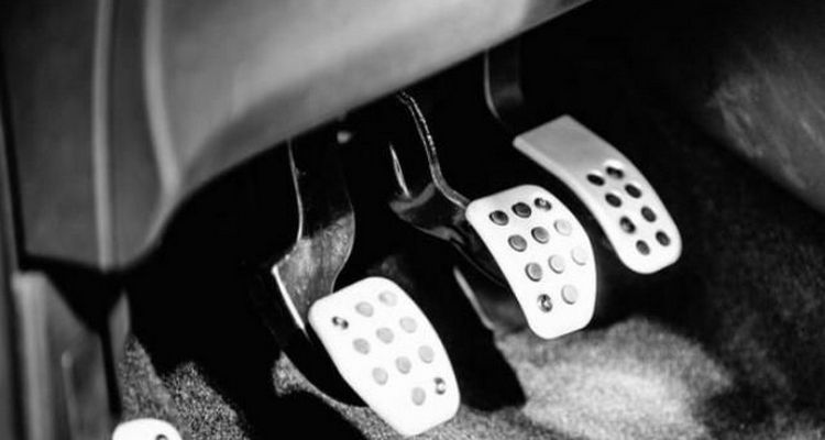 松離合的時(shí)候可以踩油門嗎