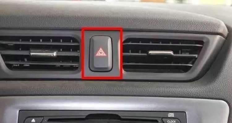 小車雙閃燈一直閃個不停關不了怎么辦