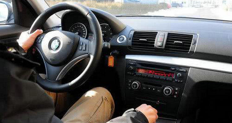 踩油門發動機噠噠噠的響怎么回事