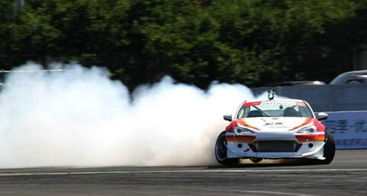 輪胎冒煙發出很臭的燒焦味怎么回事