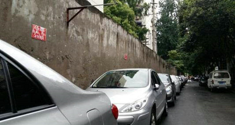 右側貼墻停車技巧 車子右側貼墻怎樣倒車