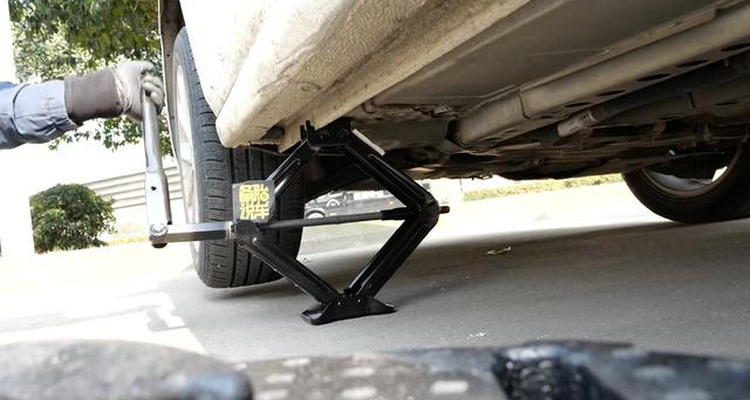 小車換輪胎千斤頂頂那個位置