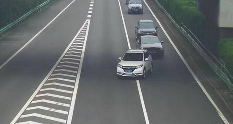 高速壓實線扣幾分罰款多少