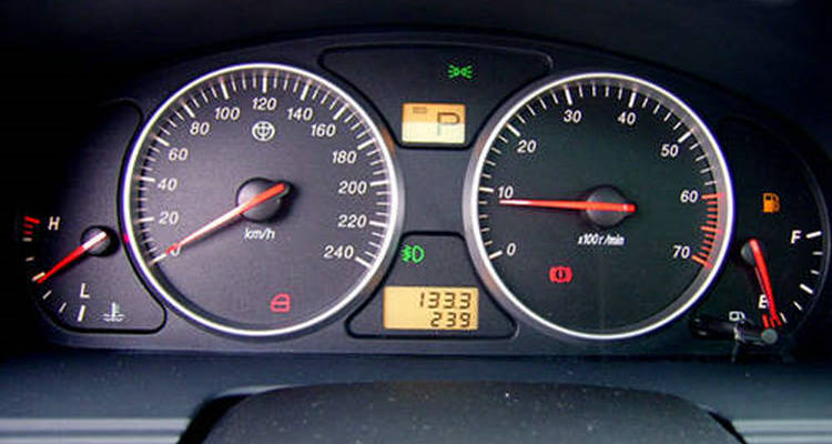 冷車一打火怠速就1000轉正常嗎