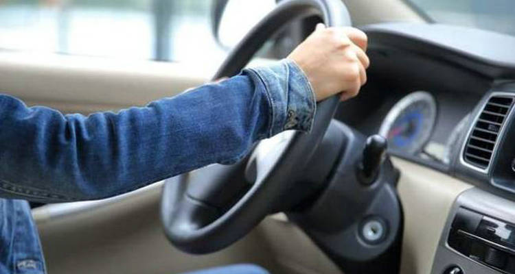 方向盤鎖死鑰匙擰不動旋轉也沒用怎么辦