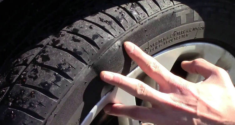 輪胎表面蹭破了點皮怎么辦