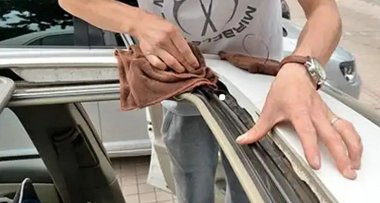 汽車天窗水管漏水到車內怎么修