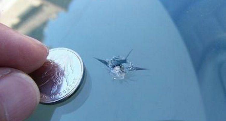 前擋玻璃被砸了個小坑怎么修復