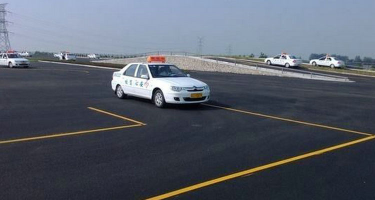 直角轉彎什么時候打方向盤