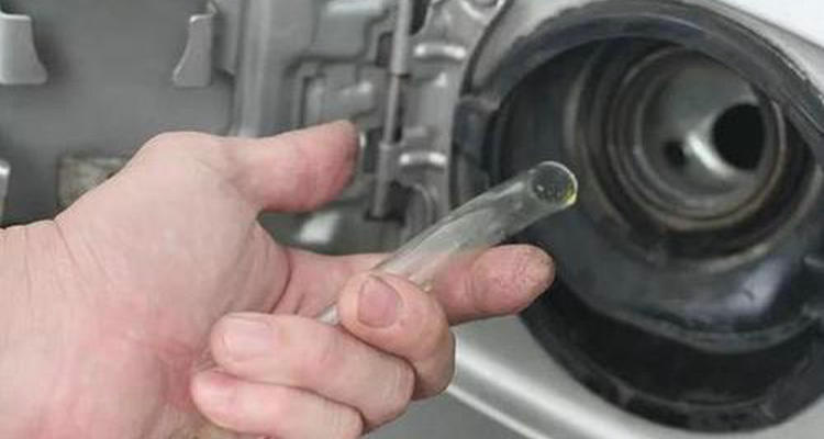 如何從轎車?yán)锇哑统槌鰜?></i>
          <h3>如何從轎車?yán)锇哑统槌鰜?/h3>
          <span>知識</span>
          <p class=